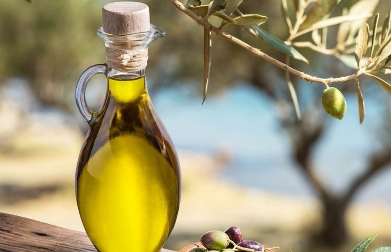 Bottiglie di olio extra vergine di oliva